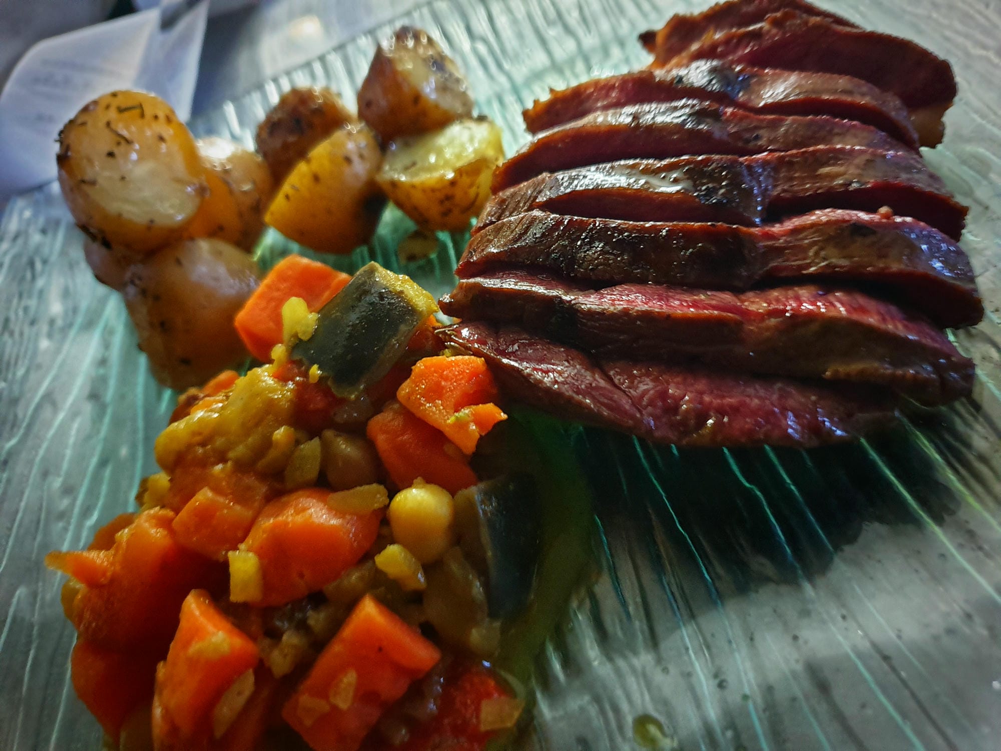 Assiette de magret de canard avec légumes et pommes de terre, spécialité du Périgord au restaurant du Verdoyer